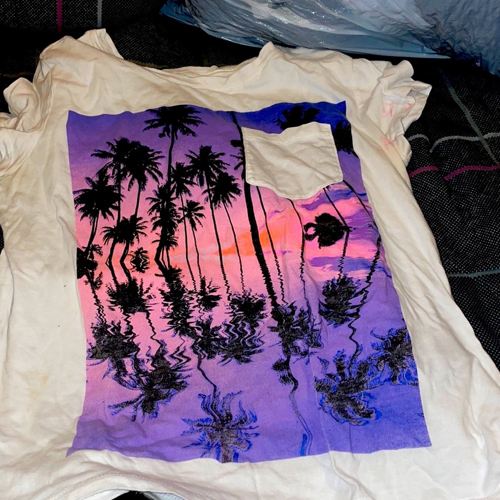 White palm tree,size XL in kids girls,might look like a crop top ,fits good